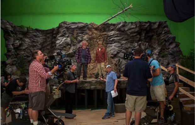 Greenscreen-ledge-set-from-AWITW-John-Bailey-and-director-Ken-Kwapis-standing-on-the-floor-Nick-Nolte-and-Robert-Redford-on-the-ledge-620x400