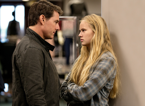 tom-cruise-plays-jack-reacher-and-danika-yarosh-plays-samantha-in-jack-reacher-never-go-back